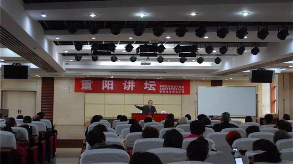 原石家庄市委宣传部常务副部长王惠周在老年大学开展“石家庄解放70周年”讲座。